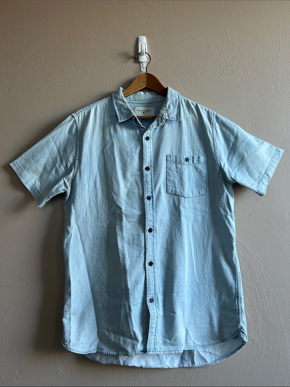 Modern Amusement Men’s Light Blue Chambray Short Sleeve Button-Up Shirt. Large.